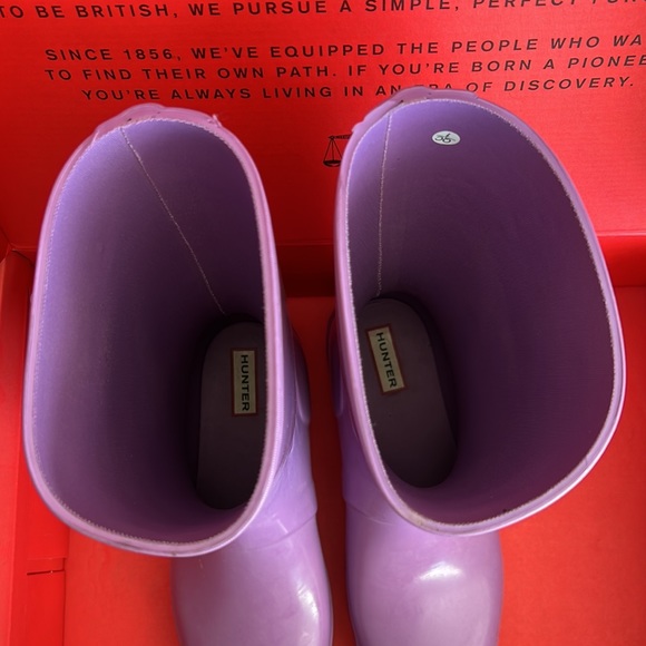 Hunter Original short gloss rain boots in color thistle. - Picture 3 of 5